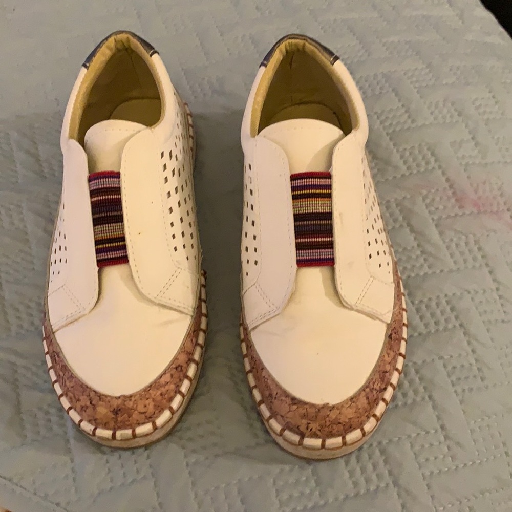 Tennis shoes